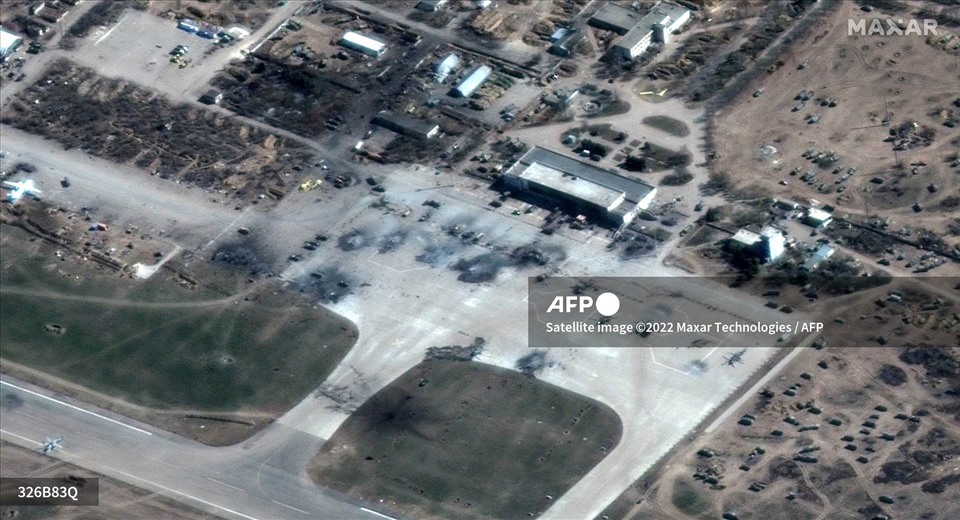 Ảnh vệ tinh Maxar công bố ngày 16.3.2022 cho thấy trực thăng Nga bị phá hủy trên đường băng tại sân bay Kherson, Ukraina. Ảnh: Maxar/AFP