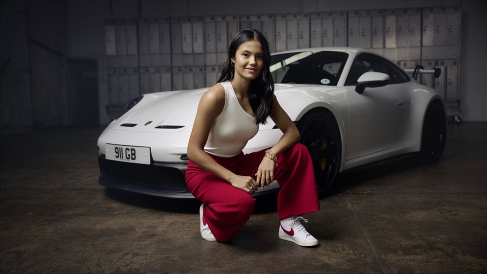 Hình ảnh khỏe khoắn của Raducanu trong bộ ảnh quảng cáo cho Porsche với tư cách Đại sứ thương hiệu. Ảnh: Porsche