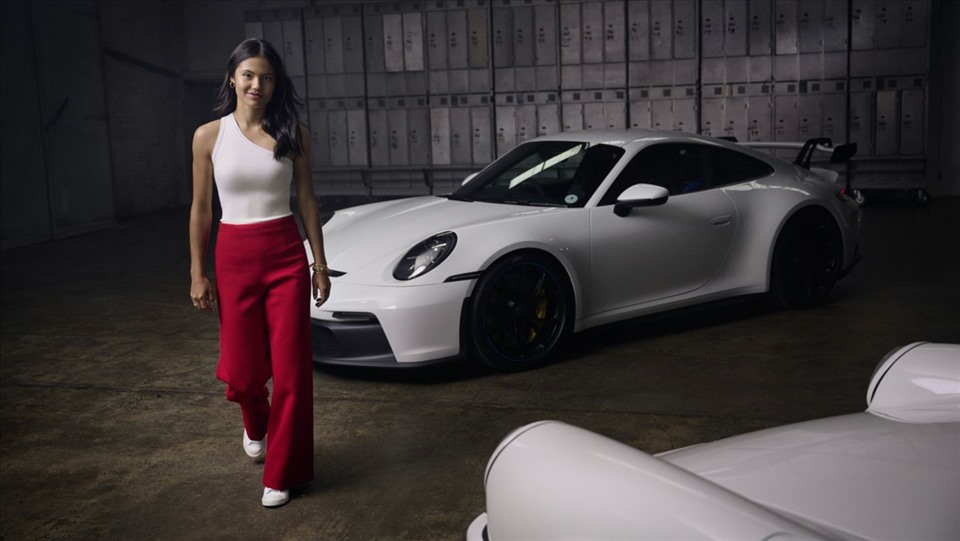 Hình ảnh khỏe khoắn của Raducanu trong bộ ảnh quảng cáo cho Porsche với tư cách Đại sứ thương hiệu. Ảnh: Porsche