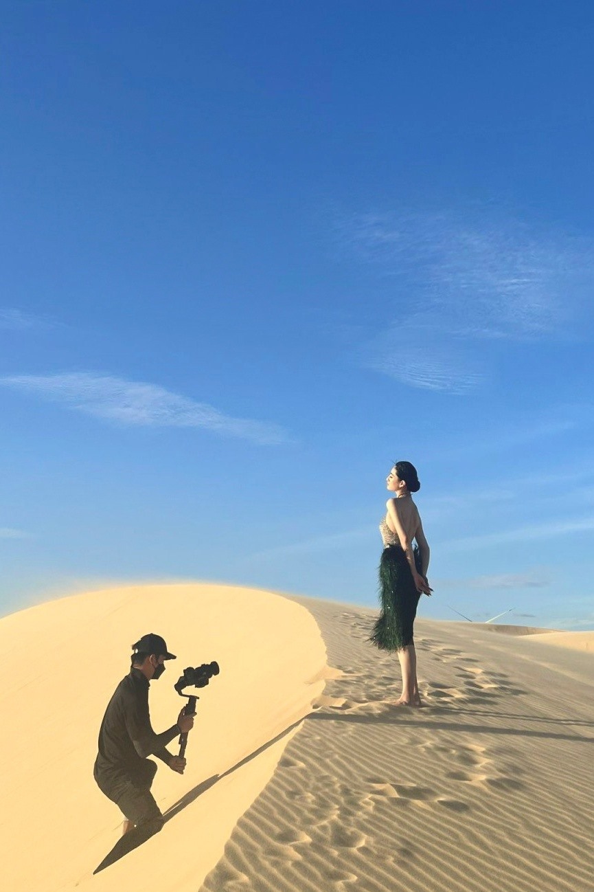 Nữ ca sĩ trình diễn giữa sa mạc không ngại nắng cháy. Ảnh: NSCC.