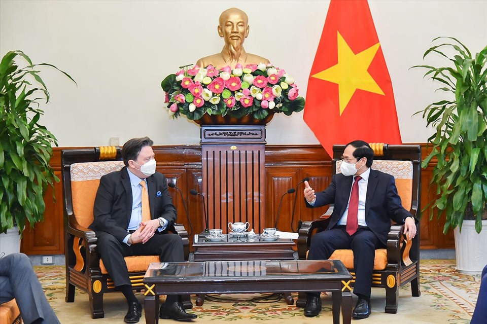 Bộ trưởng Ngoại giao Bùi Thanh Sơn tiếp xã giao Đại sứ Mỹ tại Việt Nam Marc Knapper. Ảnh: BNG