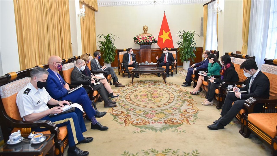 Bộ trưởng Ngoại giao Bùi Thanh Sơn và Đại sứ Mỹ tại Việt Nam Marc Knapper trao đổi về tình hình khu vực và quốc tế. Ảnh: BNG