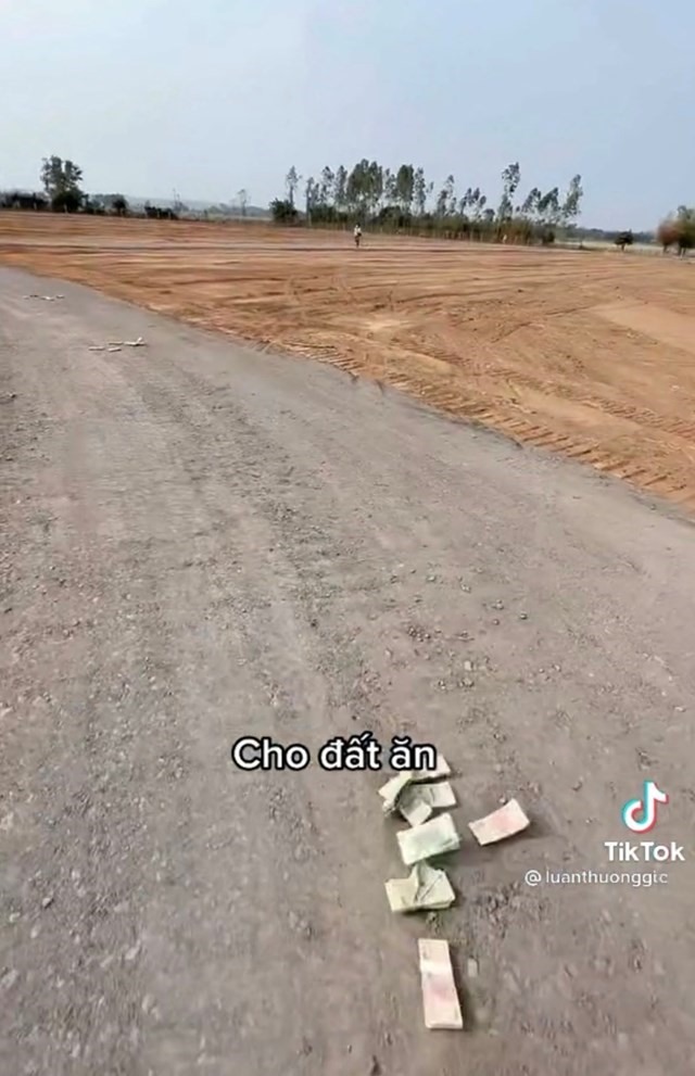 Hình ảnh tiền được ném trên đường lưu thông (ảnh cắt từ clip)