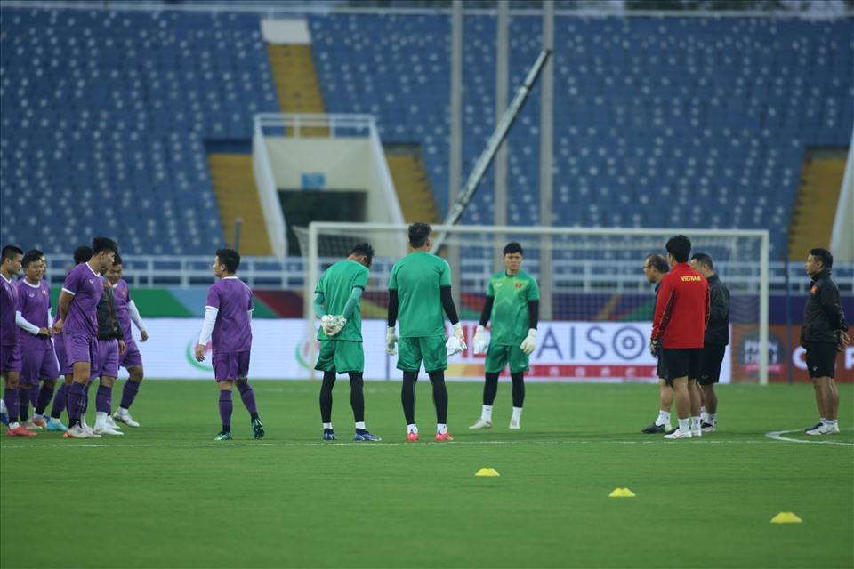 Chiều 23.3, đội tuyển Việt Nam có buổi tập tại sân Mỹ Đình. Đây là buổi tập làm quen sân thi đấu chính thức trước ngày đối đầu đội tuyển Oman tại vòng loại cuối cùng World Cup 2022 khu vực Châu Á.