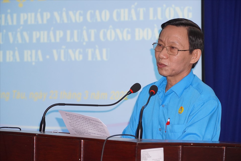 Ông Nguyễn Châu Trinh - Phó Chủ tịch LĐLĐ tỉnh điều hành buổi tọa đàm. Ảnh: T.A