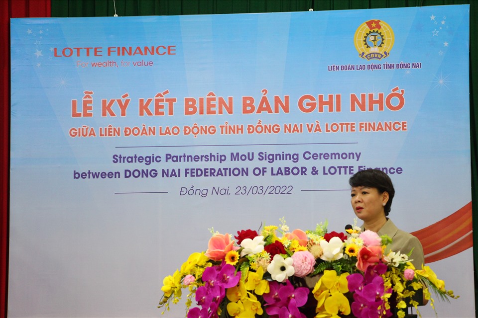 Bà Trần Thị Thanh Hà, Trưởng ban Quan hệ lao động - Tổng LĐLĐVN phát biểu tại buổi lễ ký kết. Ảnh: Hà Anh Chiến
