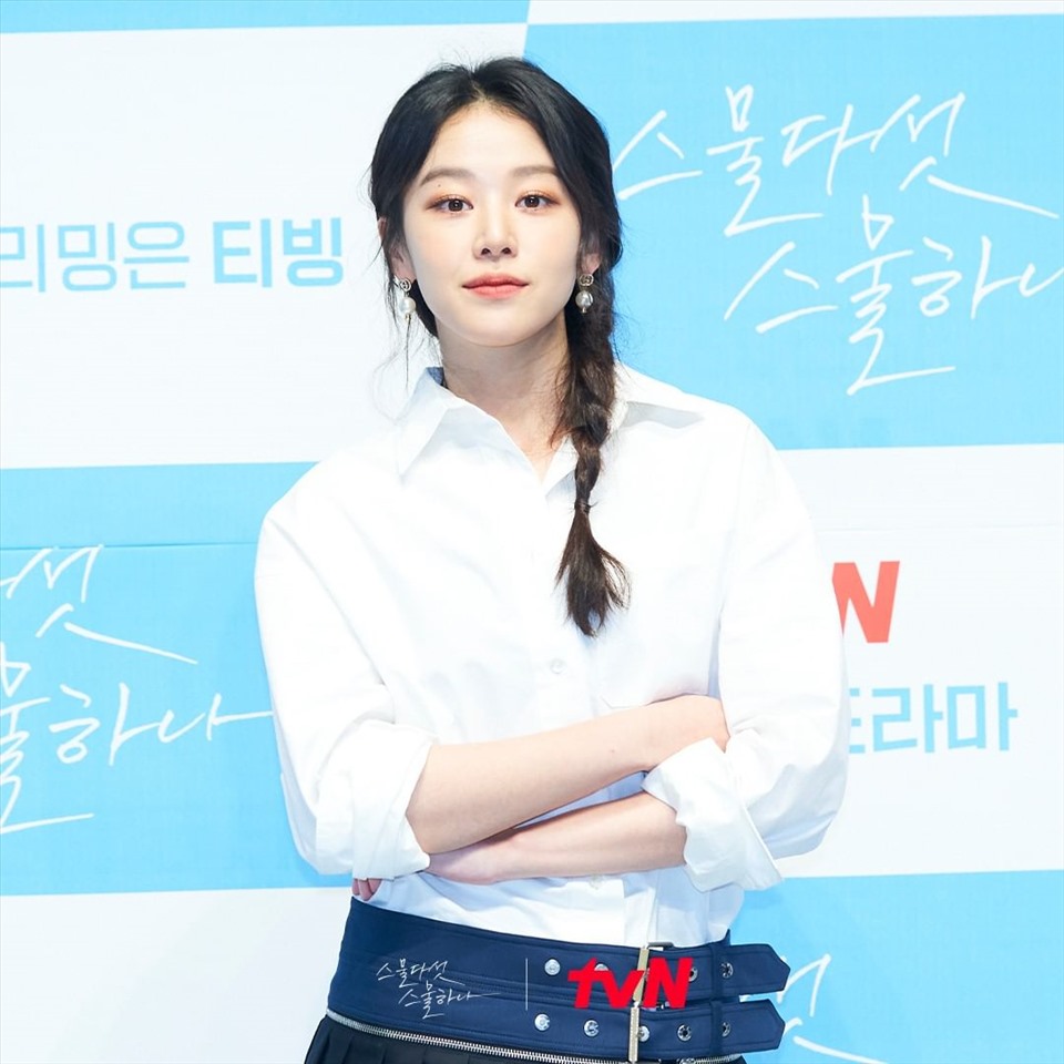 Lee Joo Myung nổi bật trong họp báo ra mắt phim.