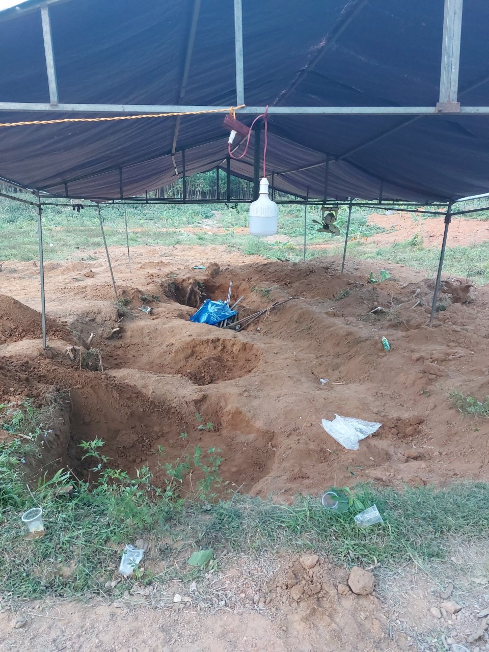 Khu vực hố chôn tập thể được khai quật.