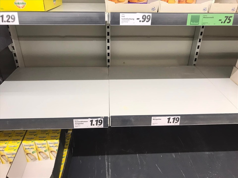Hình ảnh những chiếc kệ trống tại các siêu thị đang trở nên phổ biến hơn ở Châu Âu khi nguồn cung cấp thực phẩm và hàng hoá cơ bản bị ảnh hưởng. Trong ảnh là một kệ hàng trong siêu thị ở Đức trống trơn ngày 20.3.2022. Ảnh: Hoàng Nguyên Bình