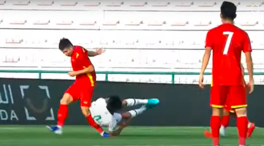 Hậu vệ Liễu Quang Vinh gặp chấn thương nặng sau trong trận đấu với U23 Iraq. Ảnh: CMH