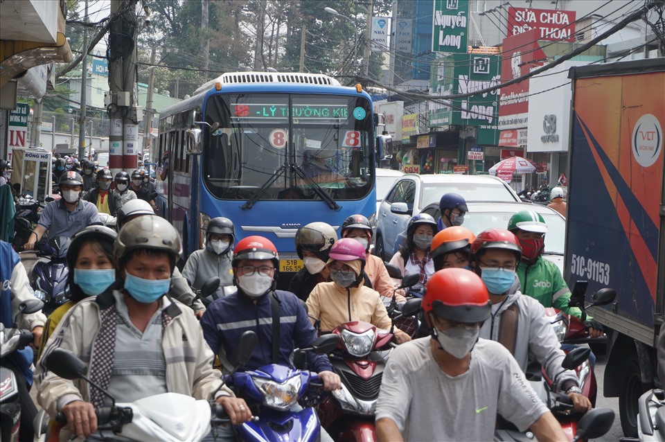 Nhiều người chuyển sang đi xe buýt để tiết kiệm chi phí và không phải chịu cảnh khói bụi, mưa nắng.  Ảnh: Minh Quân