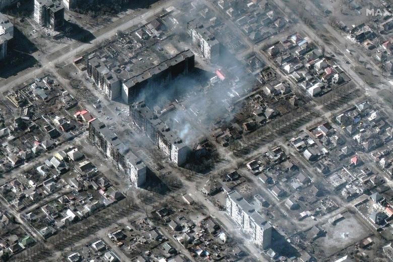 Ảnh vệ tinh chung cư bốc cháy và bị phá hủy ở Mariupol, Ukraina ngày 22.3. Ảnh: MAXAR TECHNOLOGIES