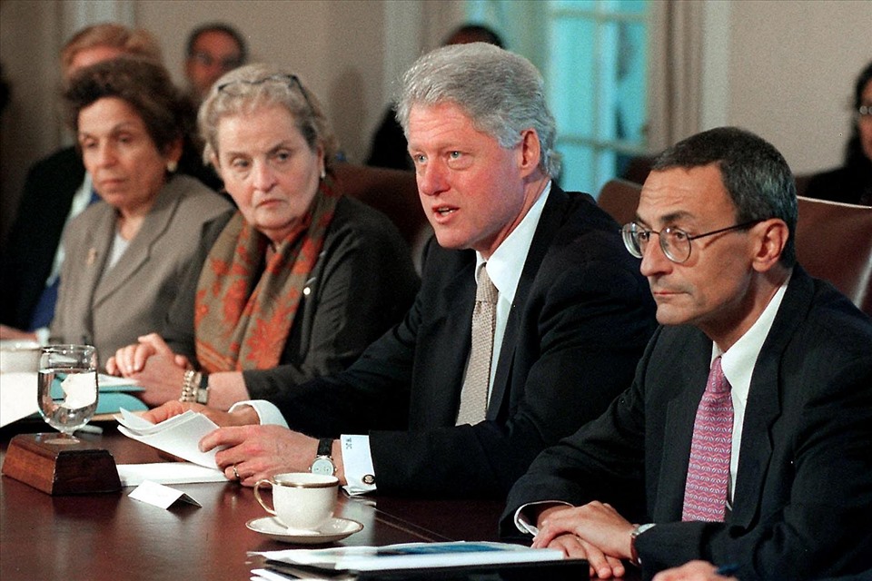 Ngoại trưởng Mỹ Madeleine Albright (thứ hai từ trái sang) ngồi cạnh Tổng thống Mỹ Bill Clinton (thứ hai từ phải sang) tại một cuộc họp Nội các ở Washington DC tháng 9.2000. Ảnh: AFP