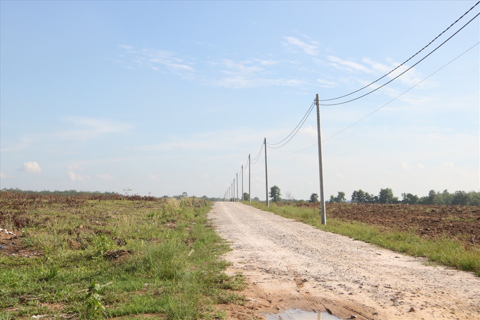 Sâu trong các con đường nhỏ kết nối đường ĐT 744 khu vực xã Định An, Dầu tiếng một số nơi được rải đá, chôn cột điện.