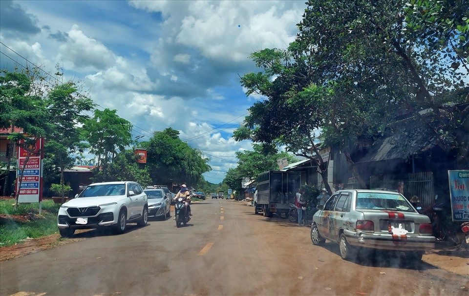 Vùng quê vắng vẻ, bỗng dưng có cả trăm xe ô tô biển số các tỉnh Bình Dương, TP.HCM, Đồng Nai…ùn ùn kéo về lùng săn đất.