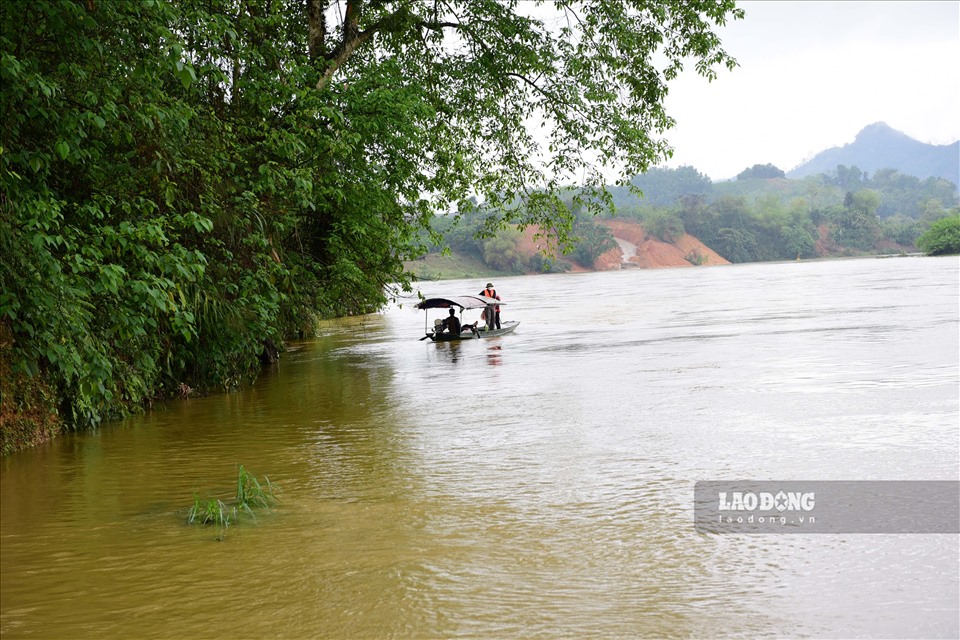 Hiện tại nước sông Gầm dâng cao và chảy siết do mưa lớn, công tác tìm kiếm vẫn tích cực được triển khai. Ảnh: Quốc Việt