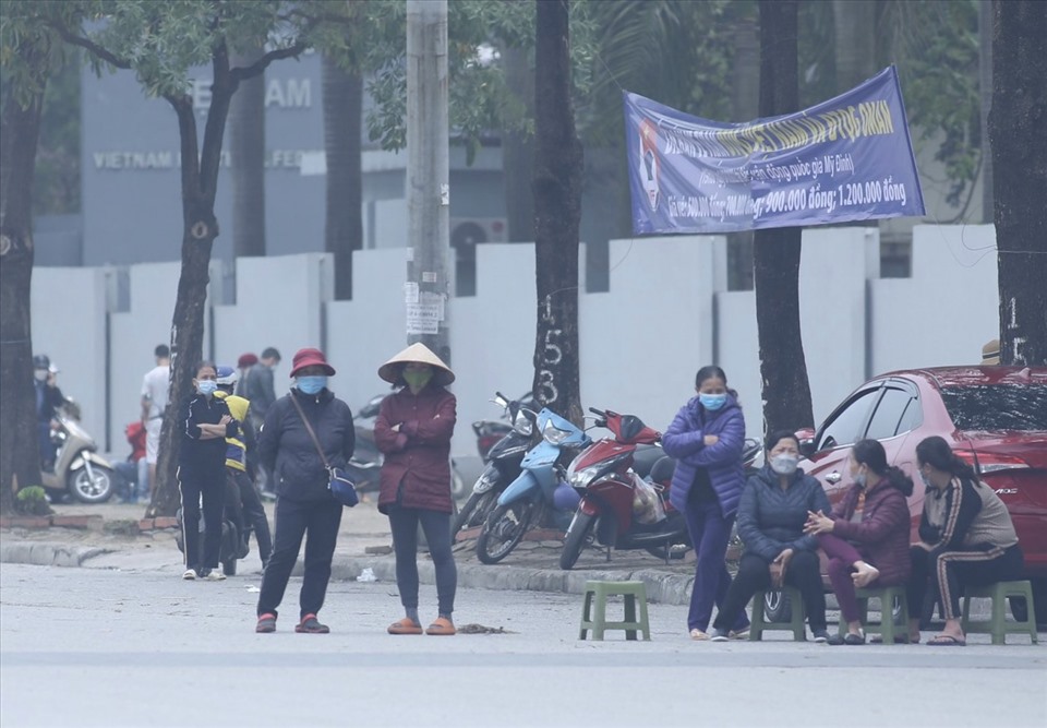 Các phe vé tập trung thành từng nhóm ngồi tràn ra đường xung quanh trụ sở Liên đoàn bóng đá Việt Nam và VFF.