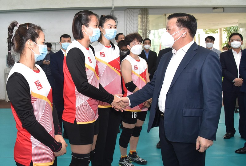 Bí thư Thành ủy Hà Nội Đinh Tiến Dũng thăm, động viên đội tuyển bóng chuyền nữ.