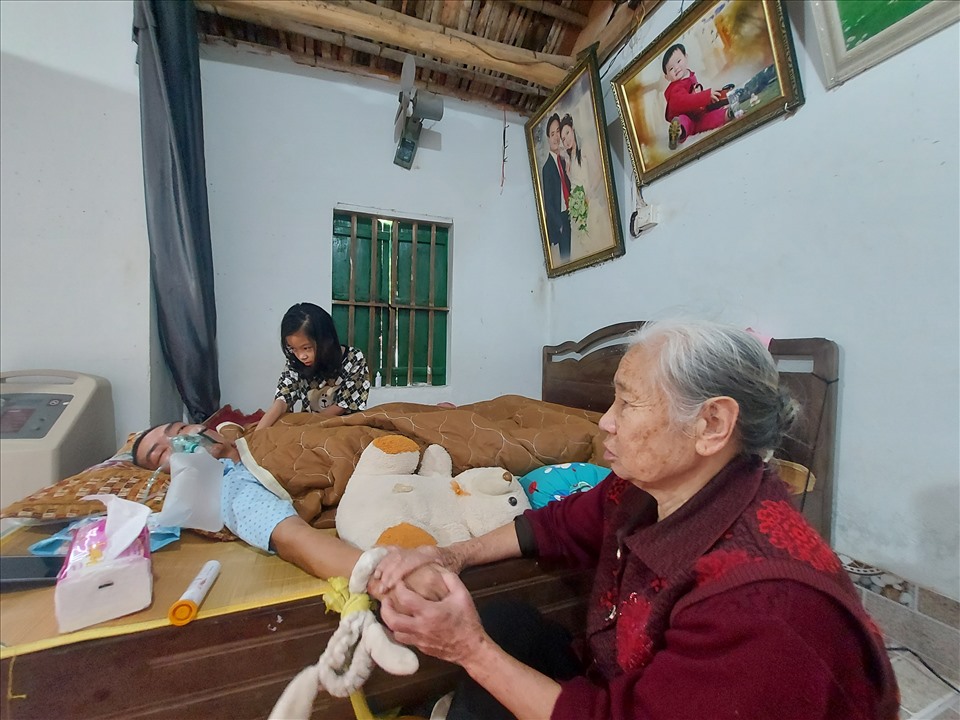 Bà Nguyễn Thị Minh (mẹ anh Lâm) và con gái đang chăm sóc anh Lâm tại nhà.