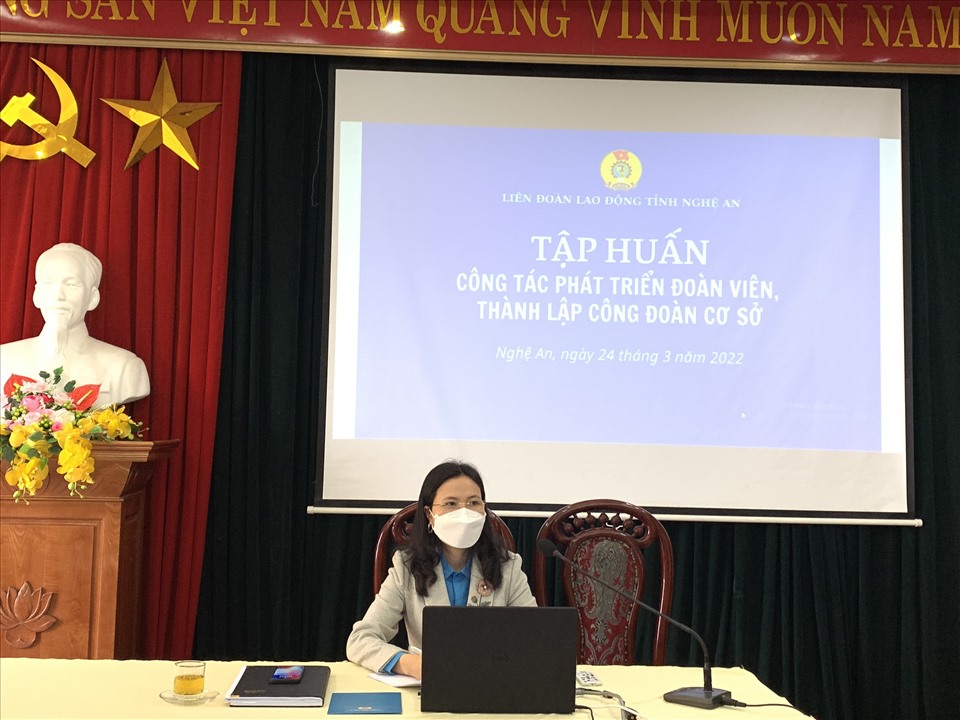 Bà Phan Thị Trang, Trưởng Ban tổ chức LĐLĐ tỉnh trao đổi những nội dung cơ bản về đổi mới phương thức phát triển đoàn viên, thành lập công đoàn cơ sở. Ảnh: TS