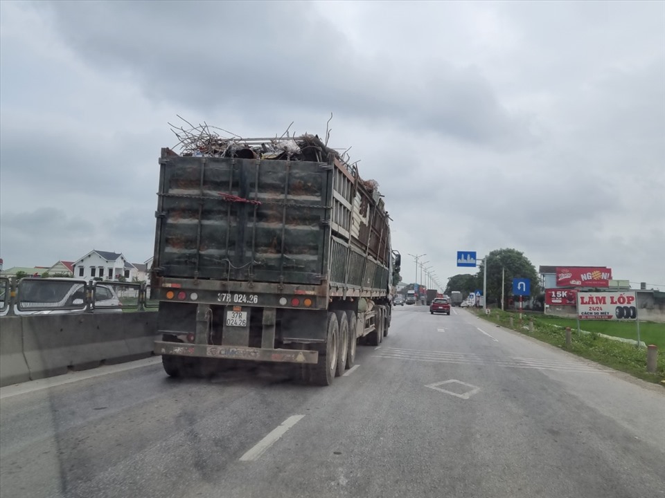 Xe tải có dấu hiệu quá khổ, cơi nới thành thùng lưu thông tại Quốc lộ 1A đi qua Nghệ An ngày 11.3.2022. Ảnh: Quang Đại