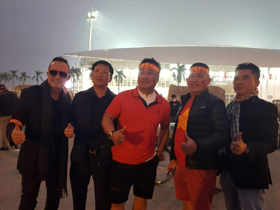 Diễn viên Lý Hùng, ca sĩ Jimy Nguyễn và diễn viên hài Nhật Cường đến sân Mỹ Đình cổ vũ cho tuyển Việt Nam. Ảnh: Minh Đức