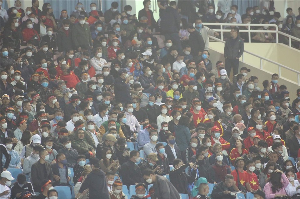 Khán giả đang dần lấp đầy các khán đài A và B. Trong khi đó, hội cổ động viên bóng đá Việt Nam phủ đỏ  khán đài C cùng không khí vô cùng náo nhiệt. Ảnh: Thanh Vũ