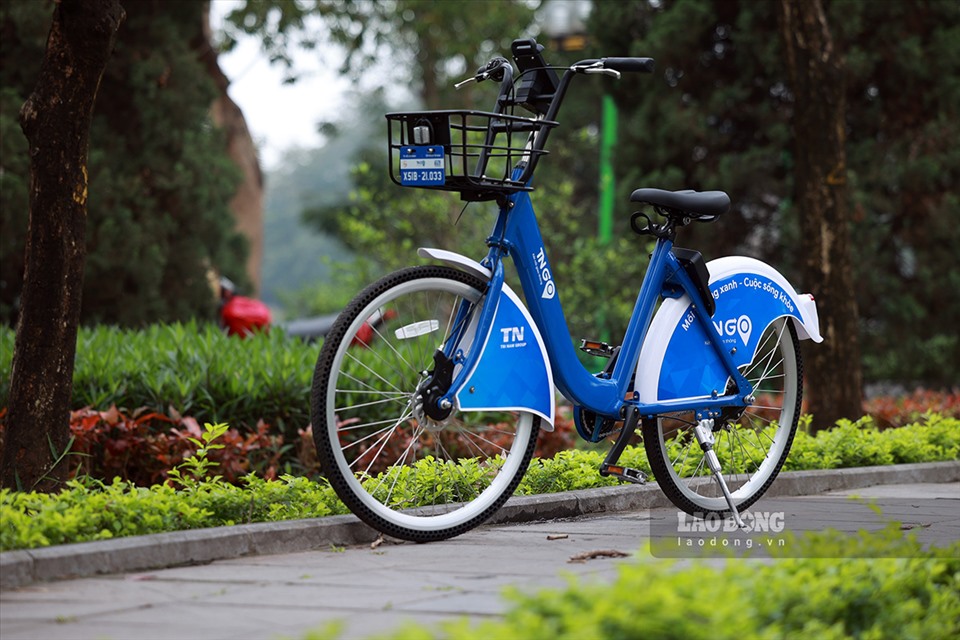 Cuối tuần nom cái xe đạp điện công nằm trong bên trên mặt phố Hà Nội