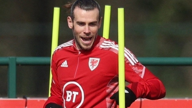 Gareth Bale sung sức trong buổi tập cùng đội tuyển Xứ Wales dù vài ngày trước, anh vắng mặt ở Siêu kinh điển với lí do chấn thương. Ảnh: Getty