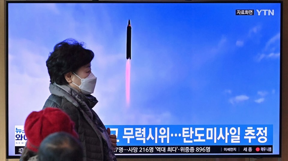 Truyền hình Hàn Quốc đưa tin vụ thử tên lửa của Triều Tiên ngày 5.3.2022. Ảnh: AFP