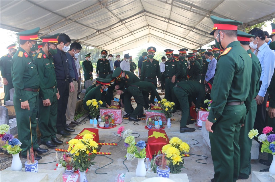 16 hài cốt liệt sĩ được an táng tại Nghĩa trang liệt sĩ huyện Vĩnh Linh. Ảnh: Hưng Thơ.