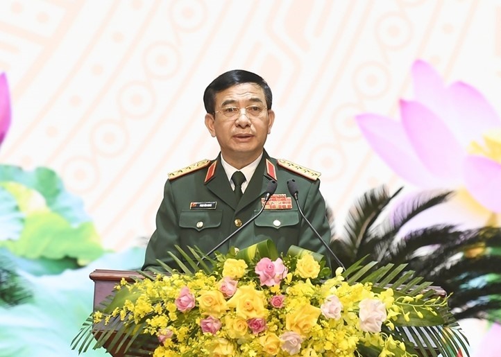 Đại tướng Phan Văn Giang, Bộ trưởng Bộ Quốc phòng trao bằng khen tặng 10 Gương mặt trẻ tiêu biểu toàn quân năm 2021. Ảnh: ĐT