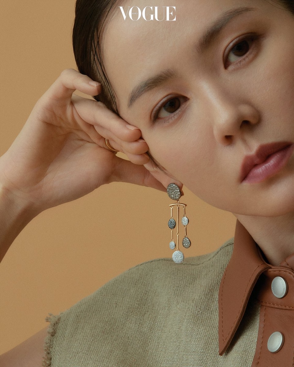 Trên Vogue Korea số tháng 3, Son Ye Jin đeo trang sức của Pomellato - thương hiệu nữ trang cô làm hình ảnh đại diện. Son Ye Jin khoe vẻ đẹp thanh lịch, hiện đại nhưng không kém phần cá tính, mạnh mẽ.