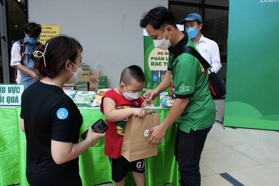 Người dân hào hứng tham gia Ngày Hội tái chế tại chung cư Rich Star 2 (quận Tân Phú)