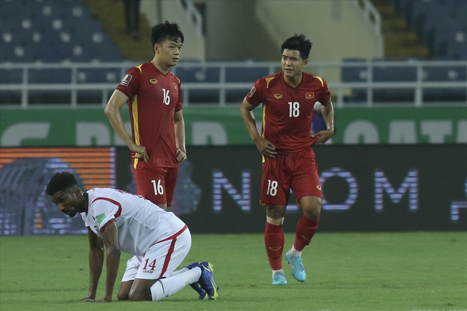 Các cầu thủ Oman cũng thấm mệt sau 90 phút thi đấu căng thẳng trên sân Mỹ Đình.