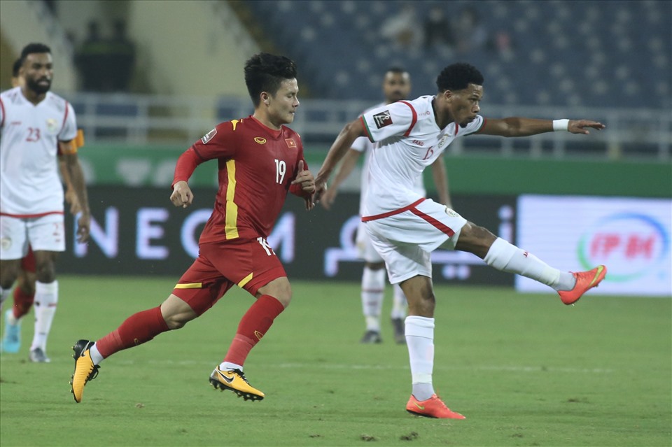 Các cầu thủ Oman “chăm sóc” kỹ tiền vệ mang áo số 19 của đội tuyển Việt Nam.