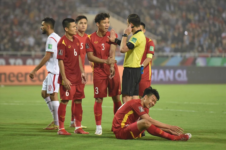Trung vệ Thành Chung nhận thẻ vàng thứ 2 tại vòng loại World Cup 2022 trong trận thua 0-1 trước Oman tối 24.3. Ảnh: Minh Hiếu