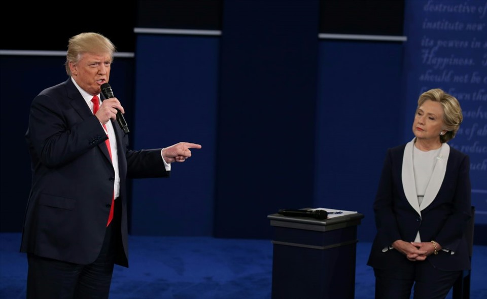 Ông Donald Trump và bà Hillary Clinton tranh luận vòng 2 trong cuộc bầu cử tổng thống Mỹ 2016. Ảnh: AFP