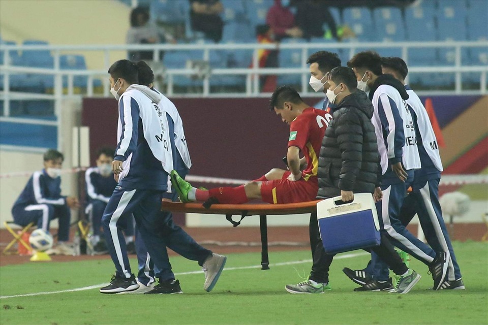 Tiền đạo Tiến Linh dính chấn thương trong trận gặp tuyển Oman. Ảnh: Thanh Vũ