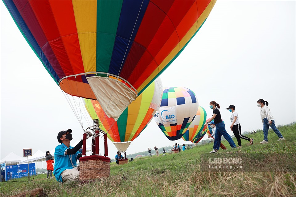 Từ sớm, đã có nhiều người dân có mặt ở khu vực vườn nhãn Long Biên ven sông Hồng để trải nghiệm khinh khí cầu
