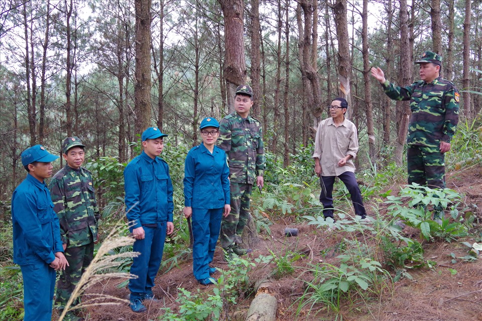 Cán bộ, chiến sĩ Đồn Biên phòng Chi Lăng hướng dẫn bà con vùng biên giới trồng cây thông vàng, phát triển kinh tế. Ảnh: V.T