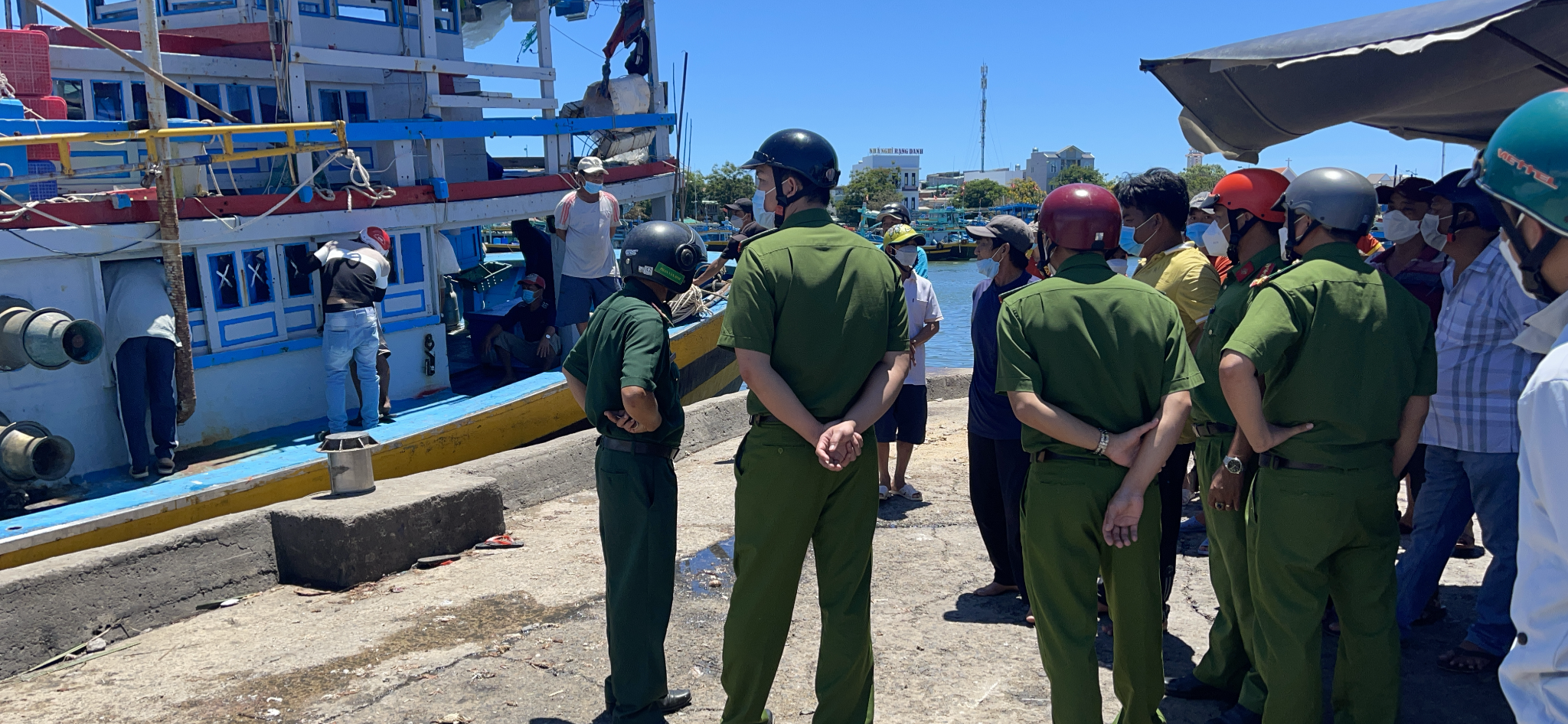 Tàu cá đưa thi thể nạn nhân cập cảng Phan Thiết. Ảnh: DT