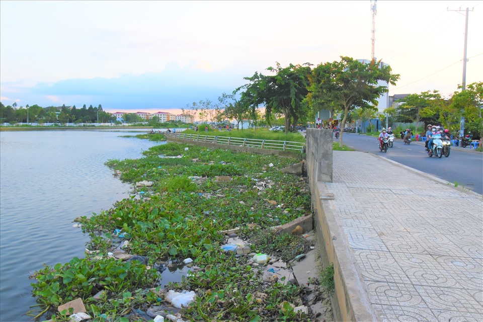 Công trình hồ Bún Xáng được đầu tư tổng kinh phí hơn 200 tỉ đồng, với mục tiêu cải thiện vệ sinh môi trường, tạo điểm sinh hoạt văn hóa, thể thao của cộng đồng và tăng lưu lượng dự trữ nước và góp phần cho công tác chống ngập khu vực trung tâm thành phố, Tuy nhiên, thực tế thì tình trạng ô nhiễm môi trường tại đây vẫn diễn ra hằng ngày.