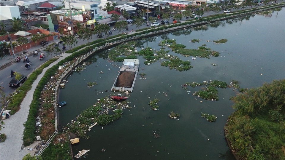 Năm 2020, Báo Lao Động đã nhiều lần phản ánh về tình trạng ô nhiễm môi trường tại hồ Bún Xáng (thuộc phường An Khánh, quận Ninh Kiều, TP.Cần Thơ). Nhưng đến nay, vẫn còn xảy ra tình trạng ô nhiễm môi trường tại đây. Ảnh chụp vào tháng 12 năm 2020.