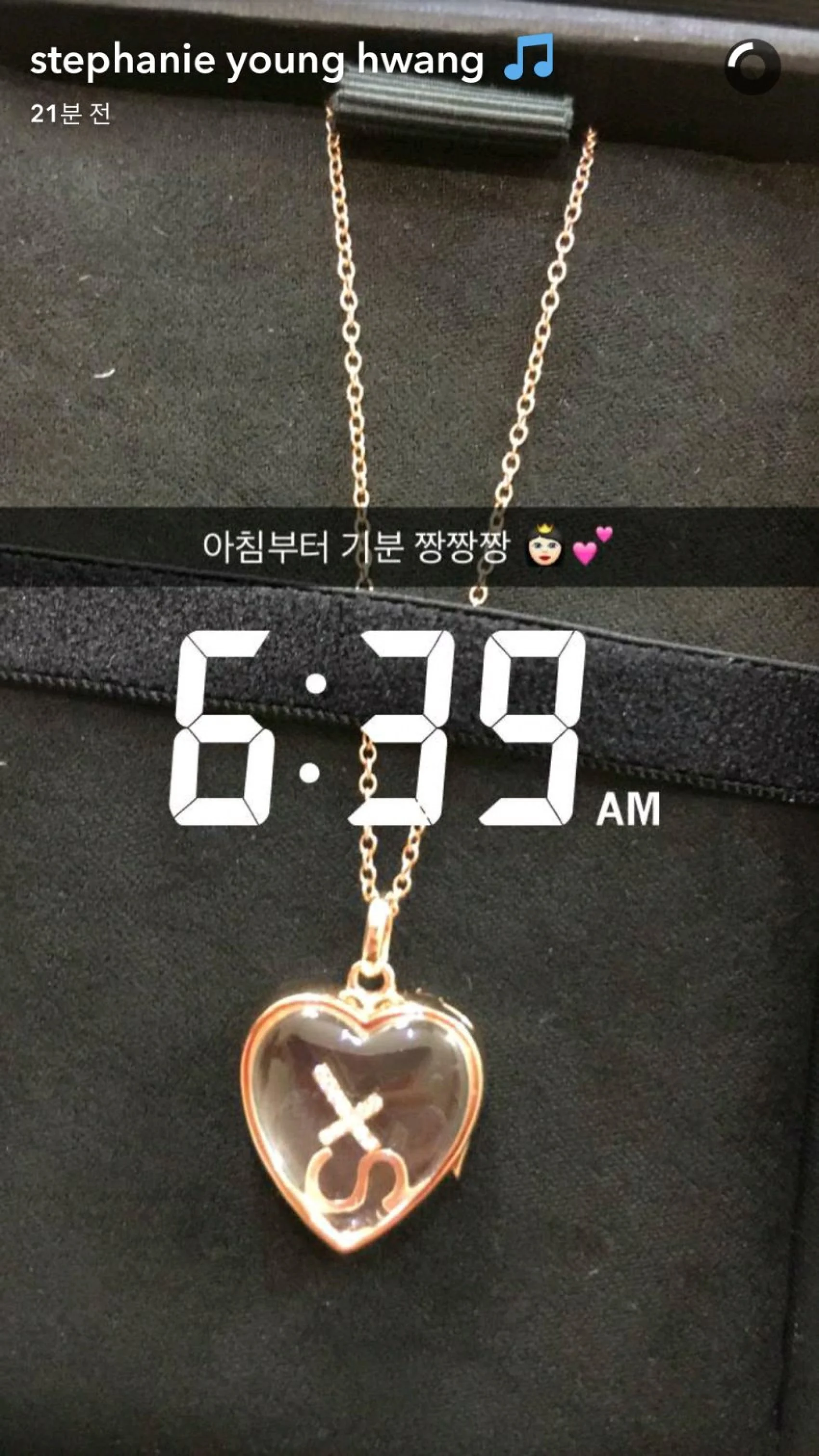 Taeyeon tặng dây chuyền được thiết kế riêng cho Tiffany nhân dịp sinh nhật. Ảnh: Tiffany/Snapchat.