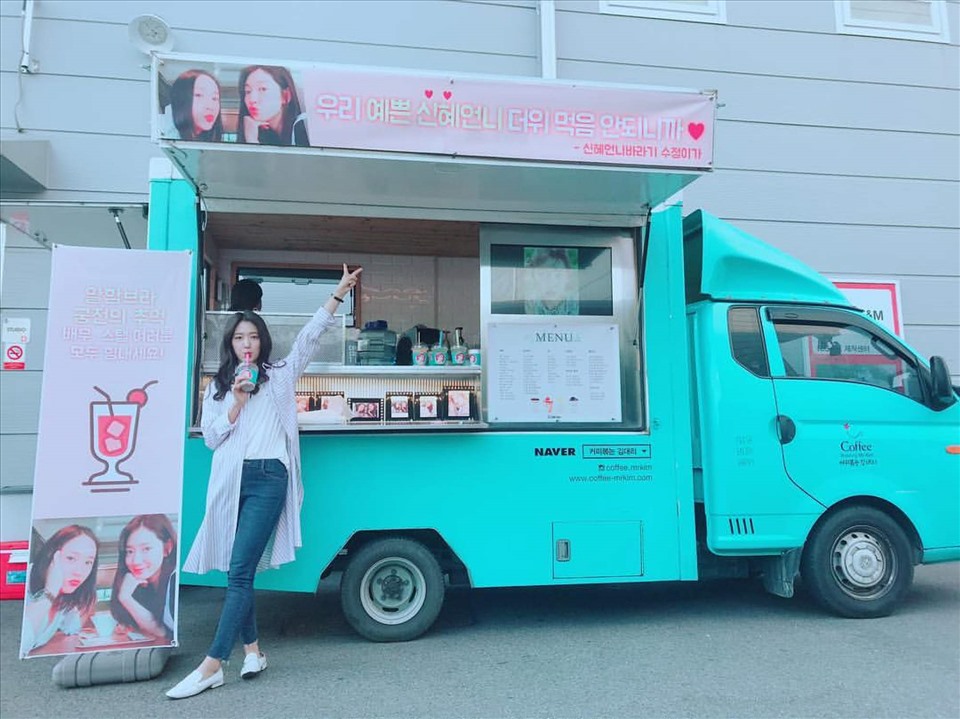 Park Shin Hye check-in bên chiếc xe tải cà phê của Krystal ở phim trường.
