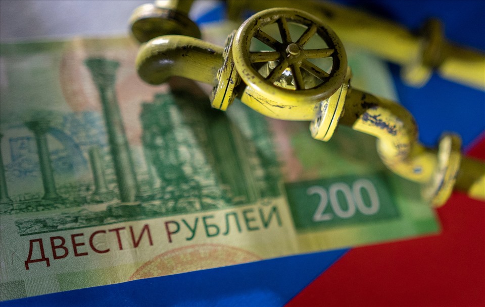 Nga tuyên bố bán dầu khí cho “các quốc gia không thân thiện” bằng đồng rúp. Ảnh: Reuters