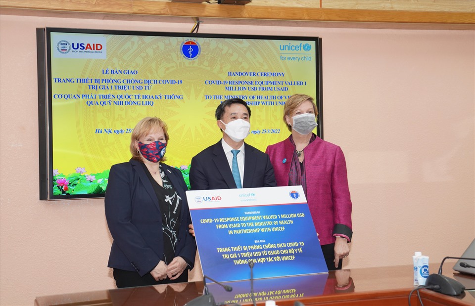 Từ trái qua: Giám đốc USAID Việt Nam Ann Marie Yastishock, Thứ trưởng Bộ Y tế Trần Văn Thuấn và Trưởng đại diện UNICEF tại Việt Nam Rana Flowers tại sự kiện. Ảnh: USAID