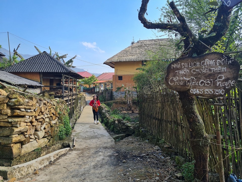 Khách du lịch tản bộ quanh ngôi làng cổ.