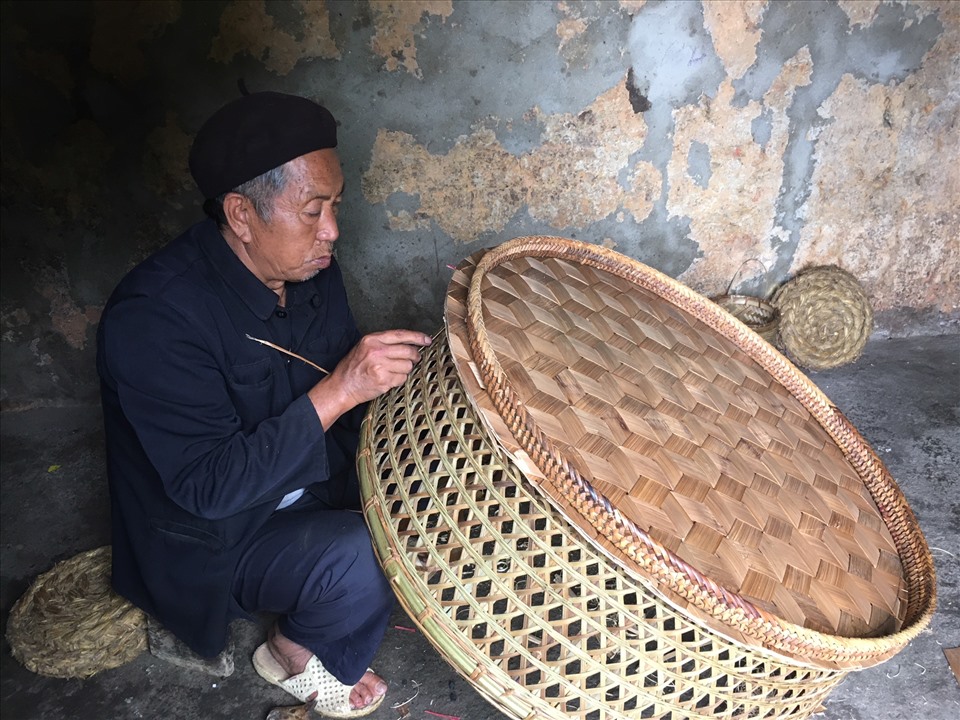 Nghệ nhân Ly Hờ Suy giữ nghề đan mâm mây độc đáo của dân tộc Hà Nhì.